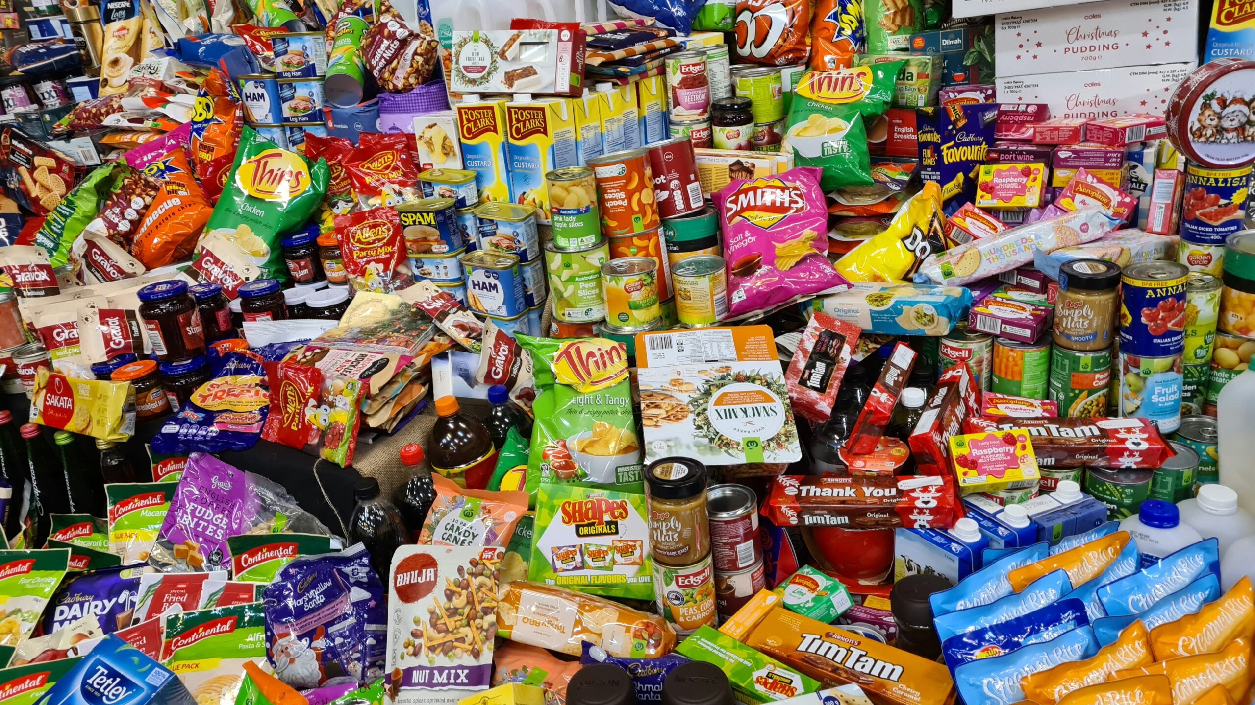 Snackprodukte auf einem Tisch
