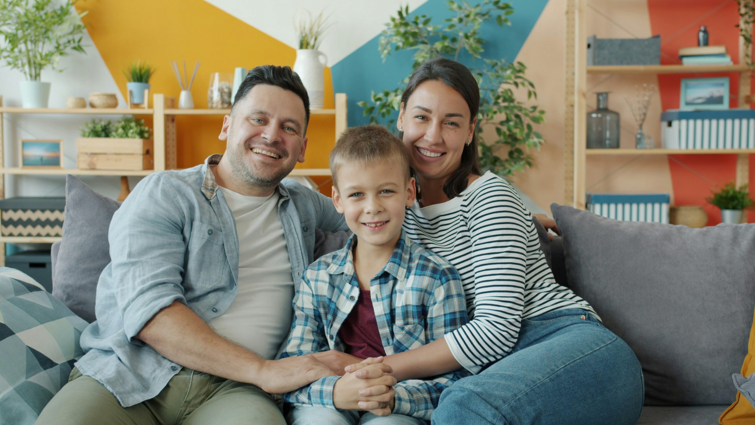 Familie sitzt gemeinsam am Tisch