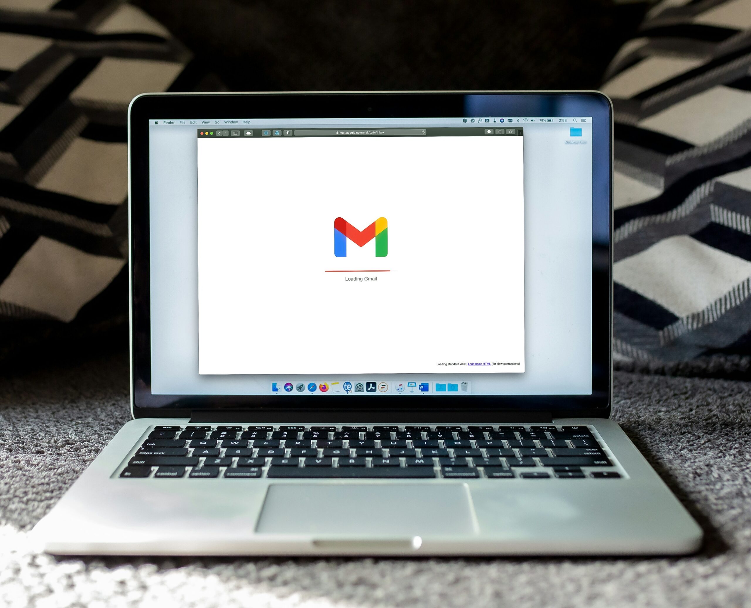 Laptop mit geöffnetem E-Mail-Programm auf dem Schreibtisch