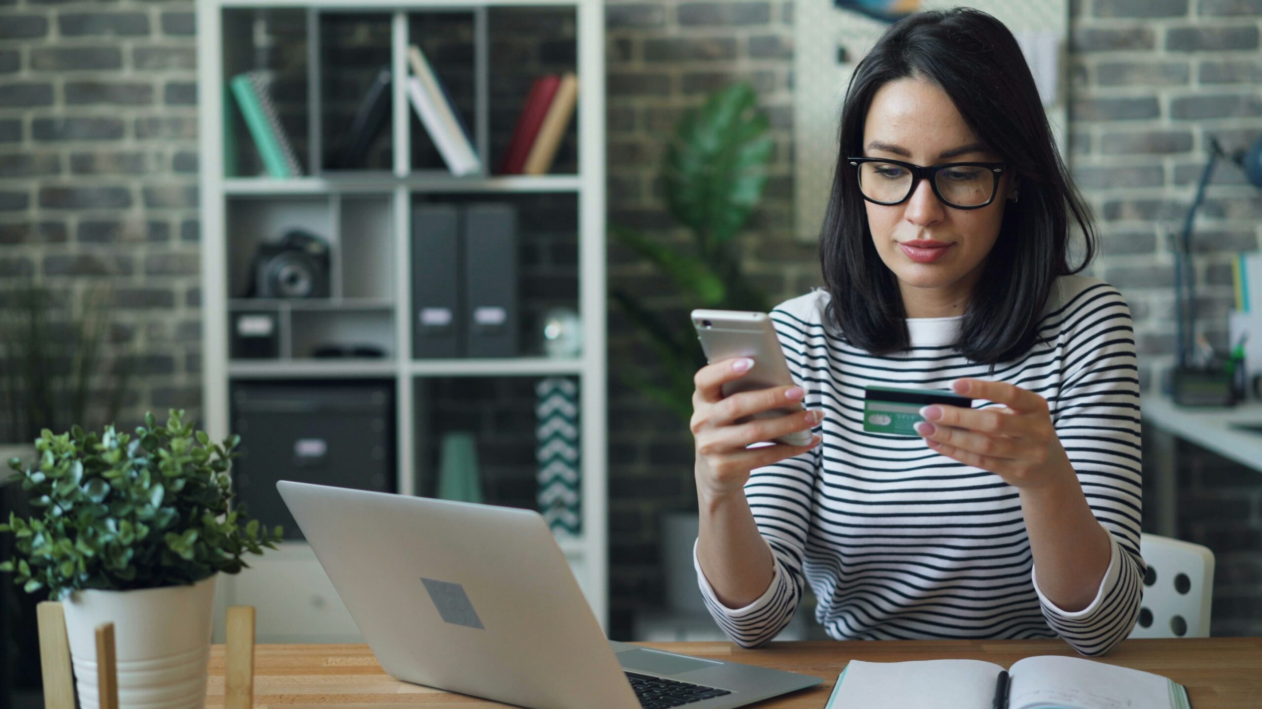 Laptop mit Online-Shopping-Seite auf dem Bildschirm