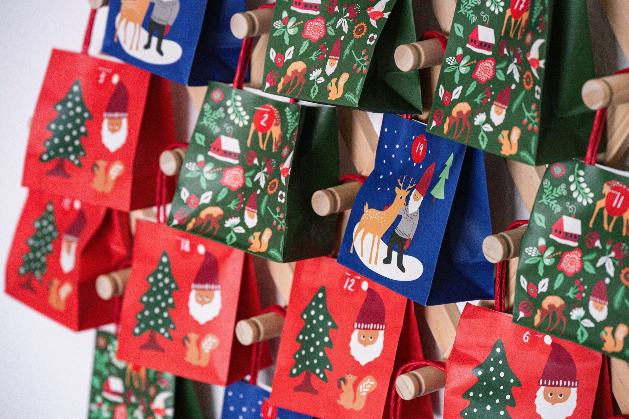 Adventskalender mit geöffneten Türchen
