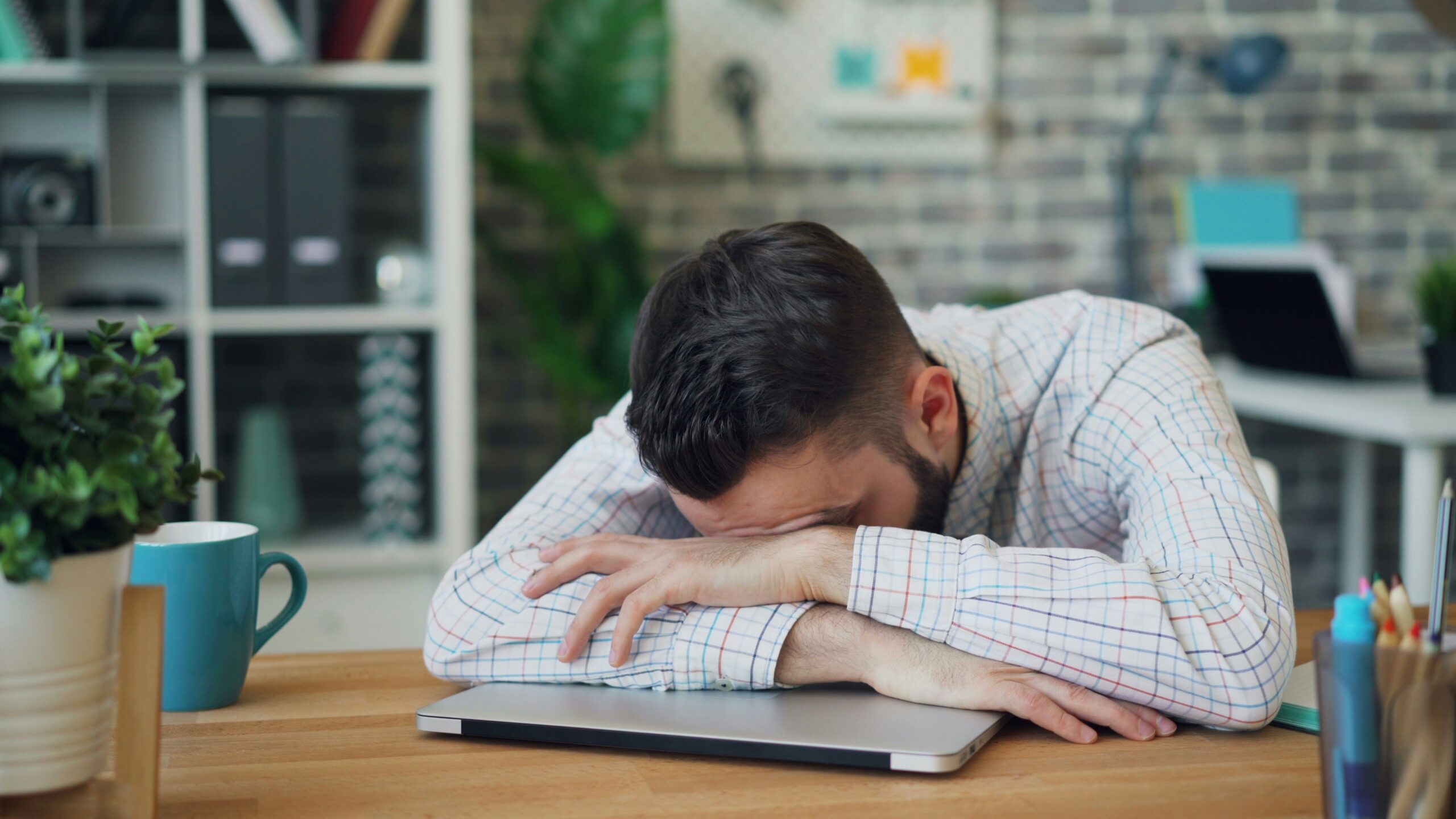 Laptop mit geöffneter Website auf dem Schreibtisch