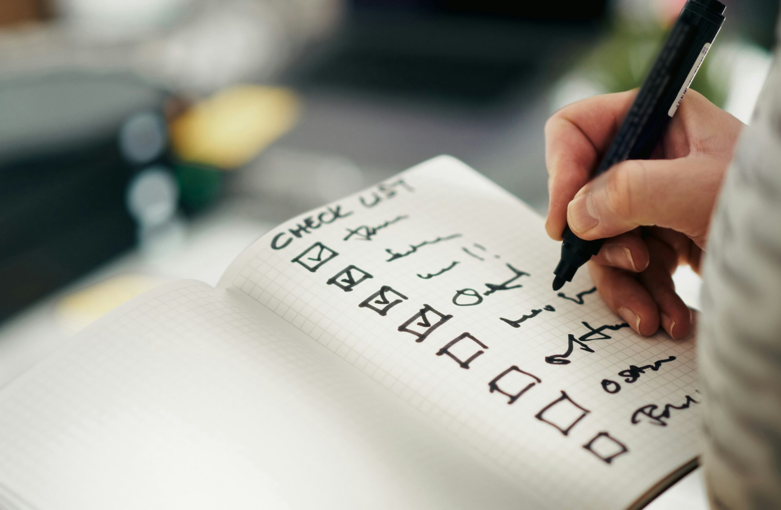 Notizbuch mit Checkliste auf einem Schreibtisch