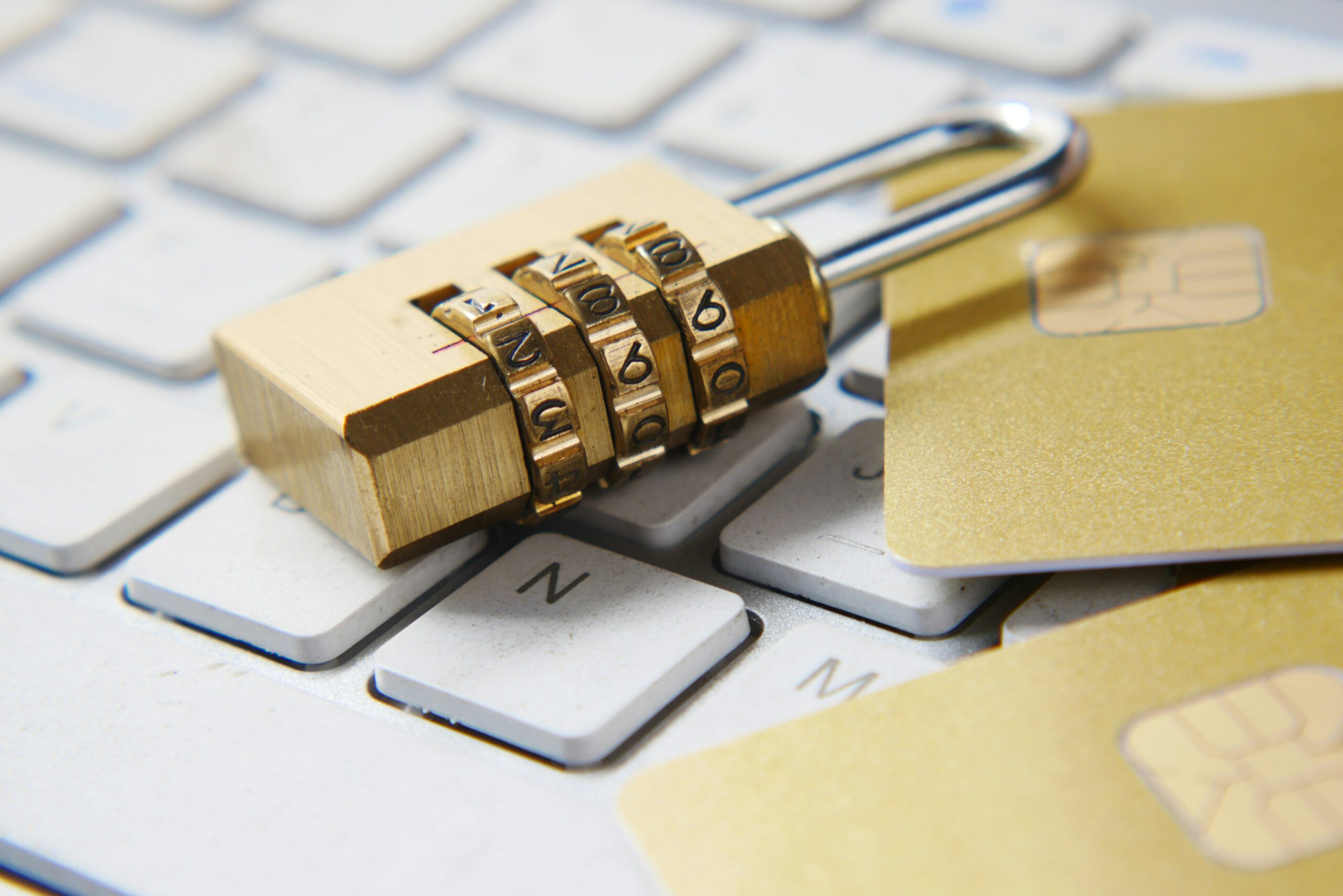 Person tippt auf Laptop mit Datenschutz-Symbol