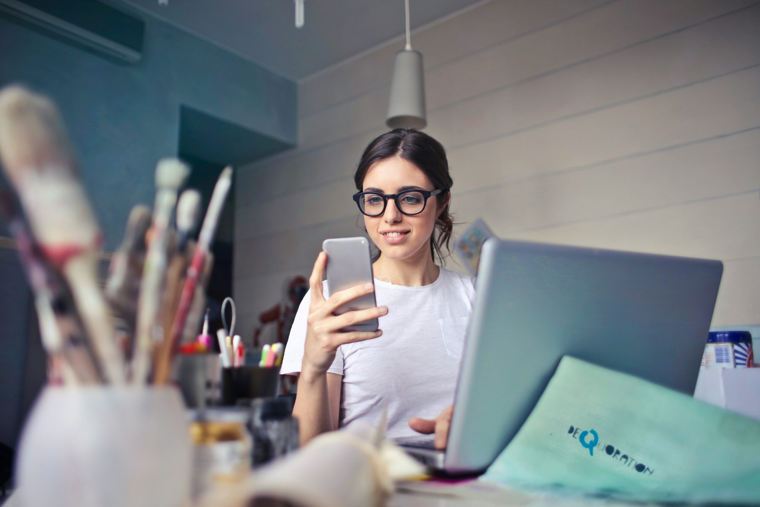 Smartphone mit Benachrichtigung auf dem Display