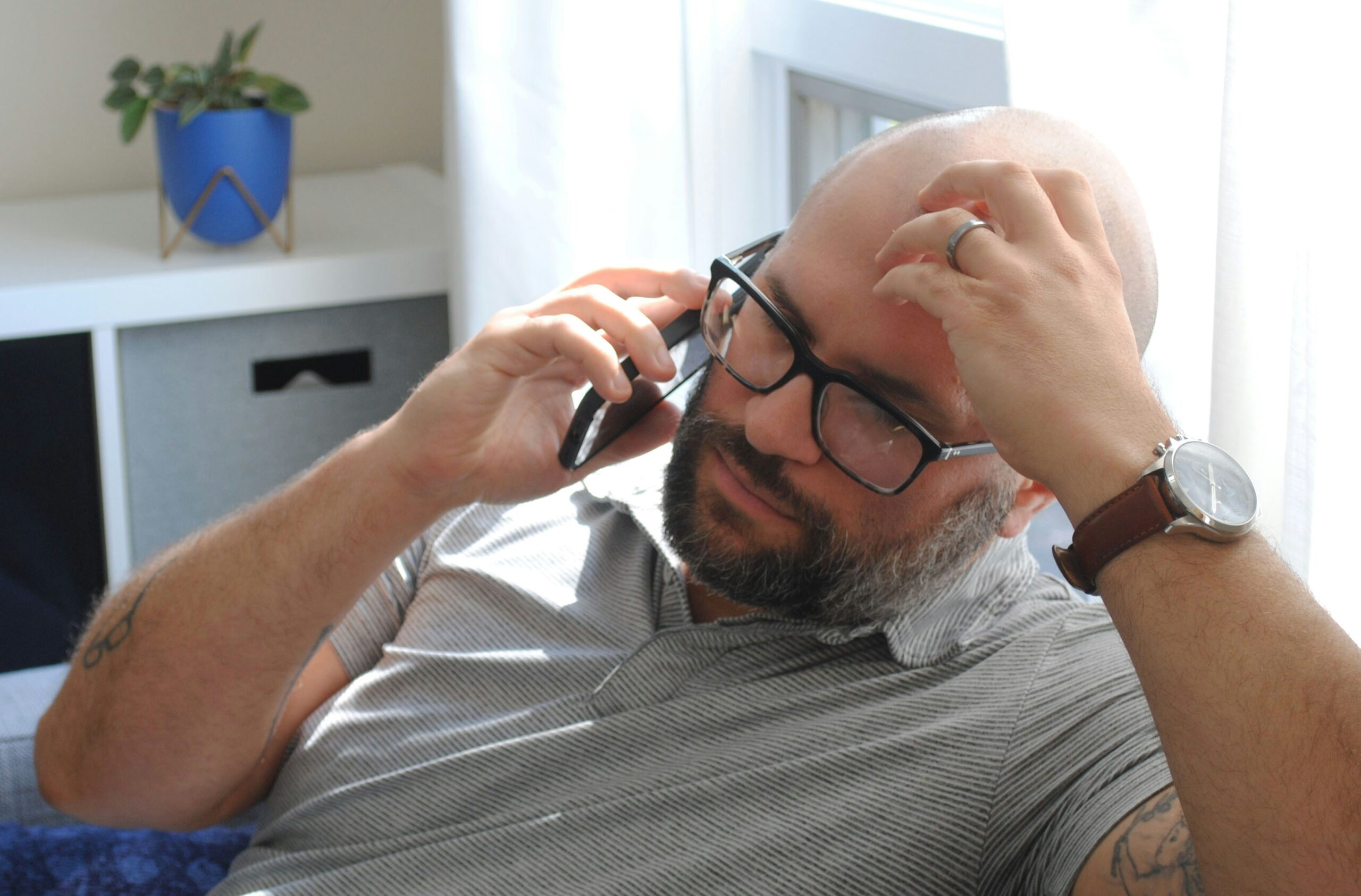 Person wartet mit Smartphone in der Hand
