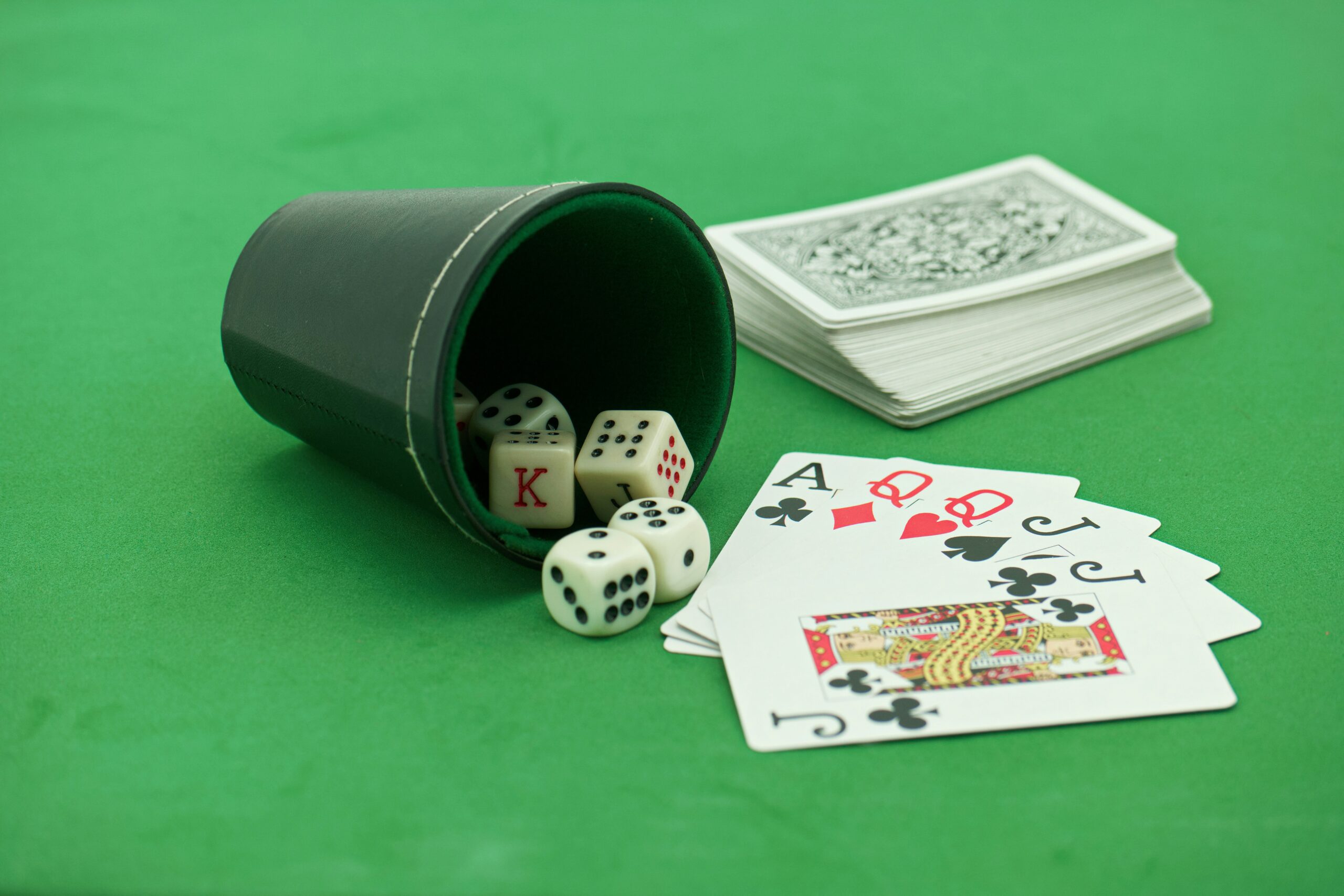 Würfel und Spielkarten auf einem Tisch