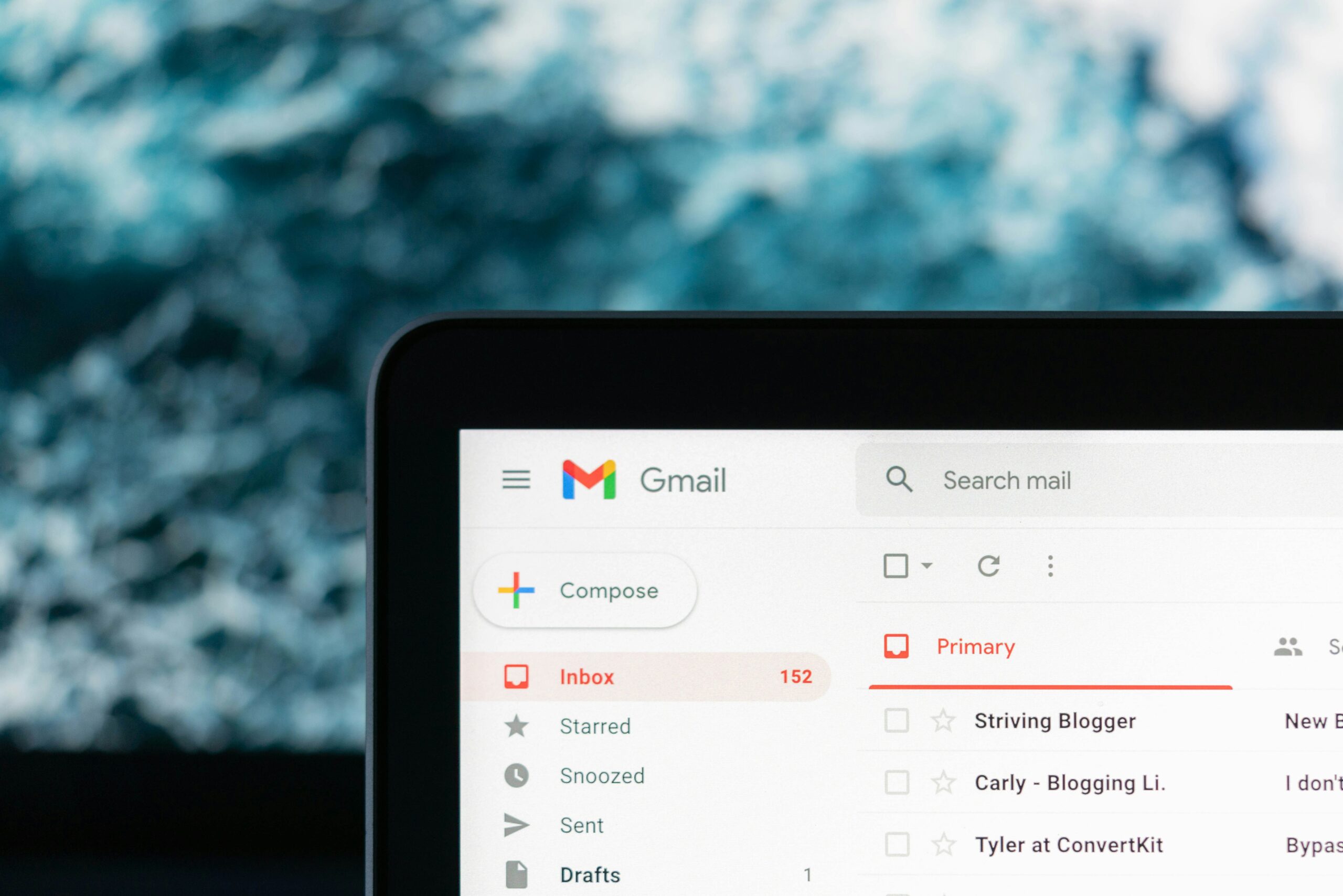Überfülltes E-Mail-Postfach auf einem Bildschirm