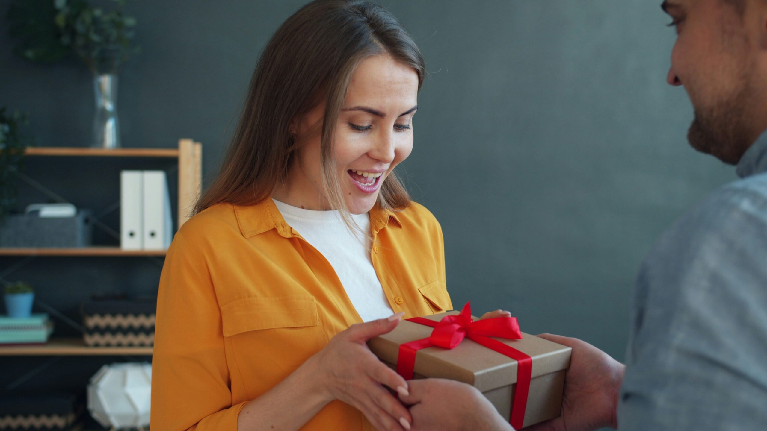 Mann gibt Frau eine Geschenkbox