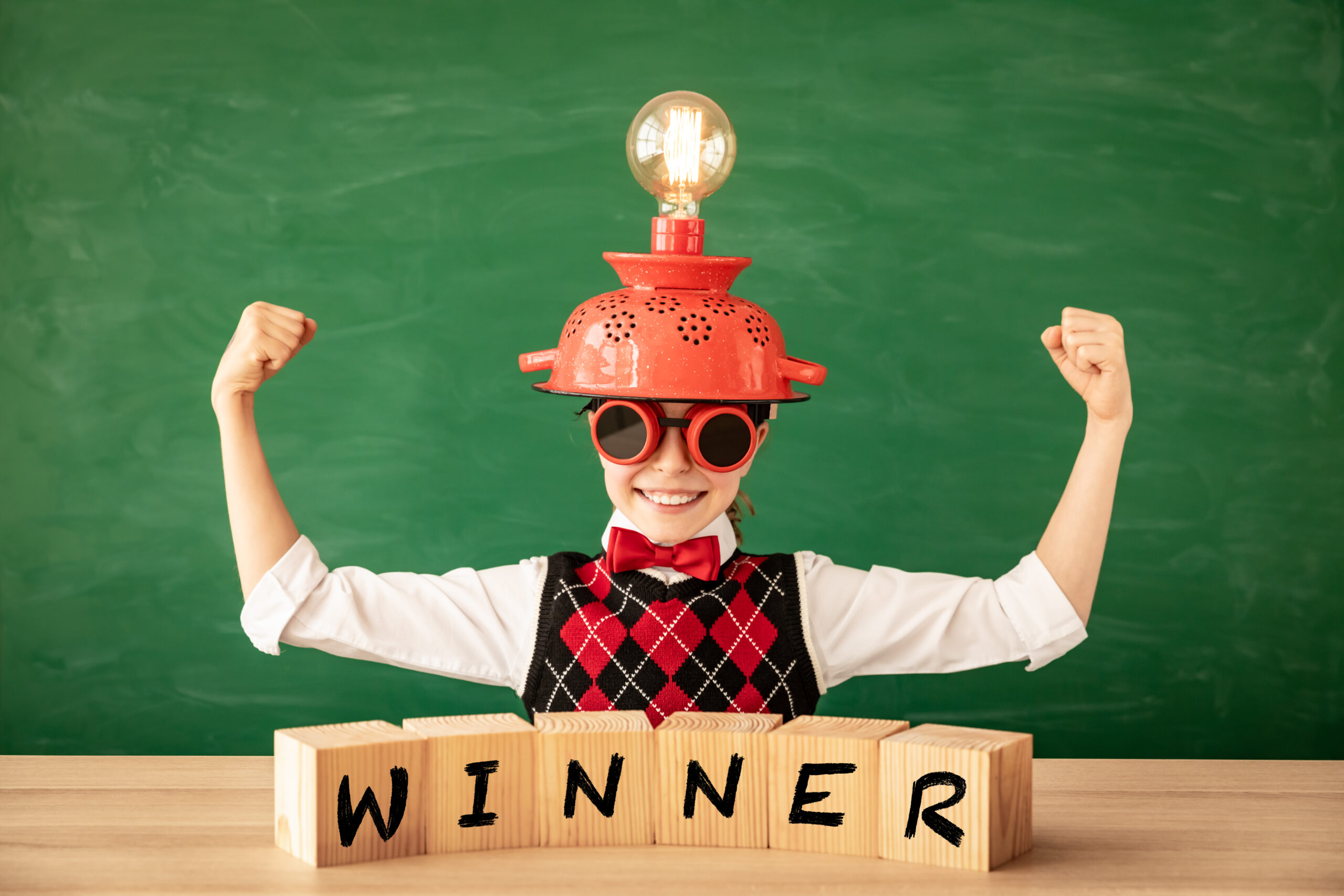 Kind mit Glühbirnen-Helm und WINNER-Holzklötzen – Hörzu Superrätsel gewinnen