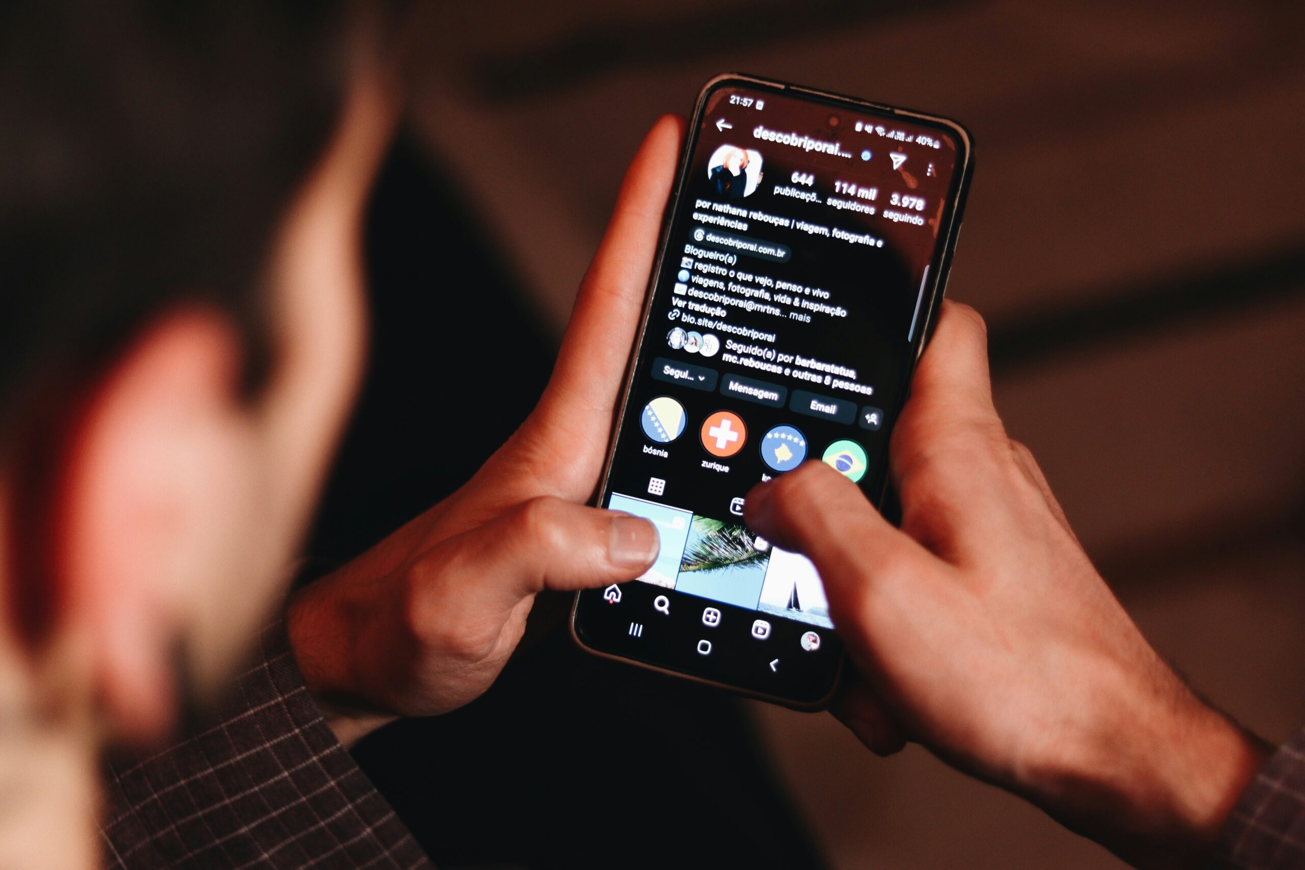 Person scrollt auf dem Smartphone durch Social-Media-Beiträge
