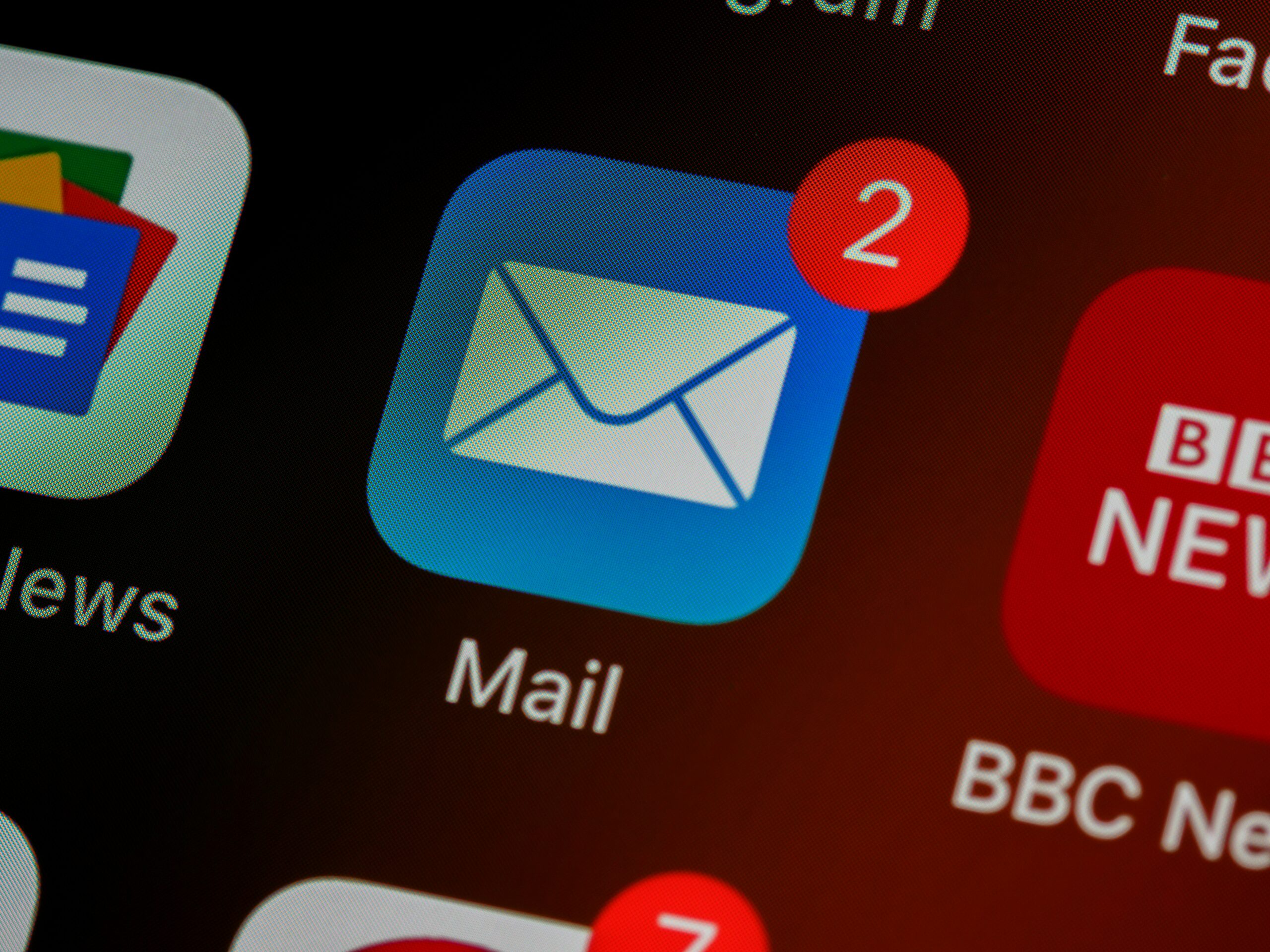 Smartphone mit geöffnetem E-Mail-Postfach