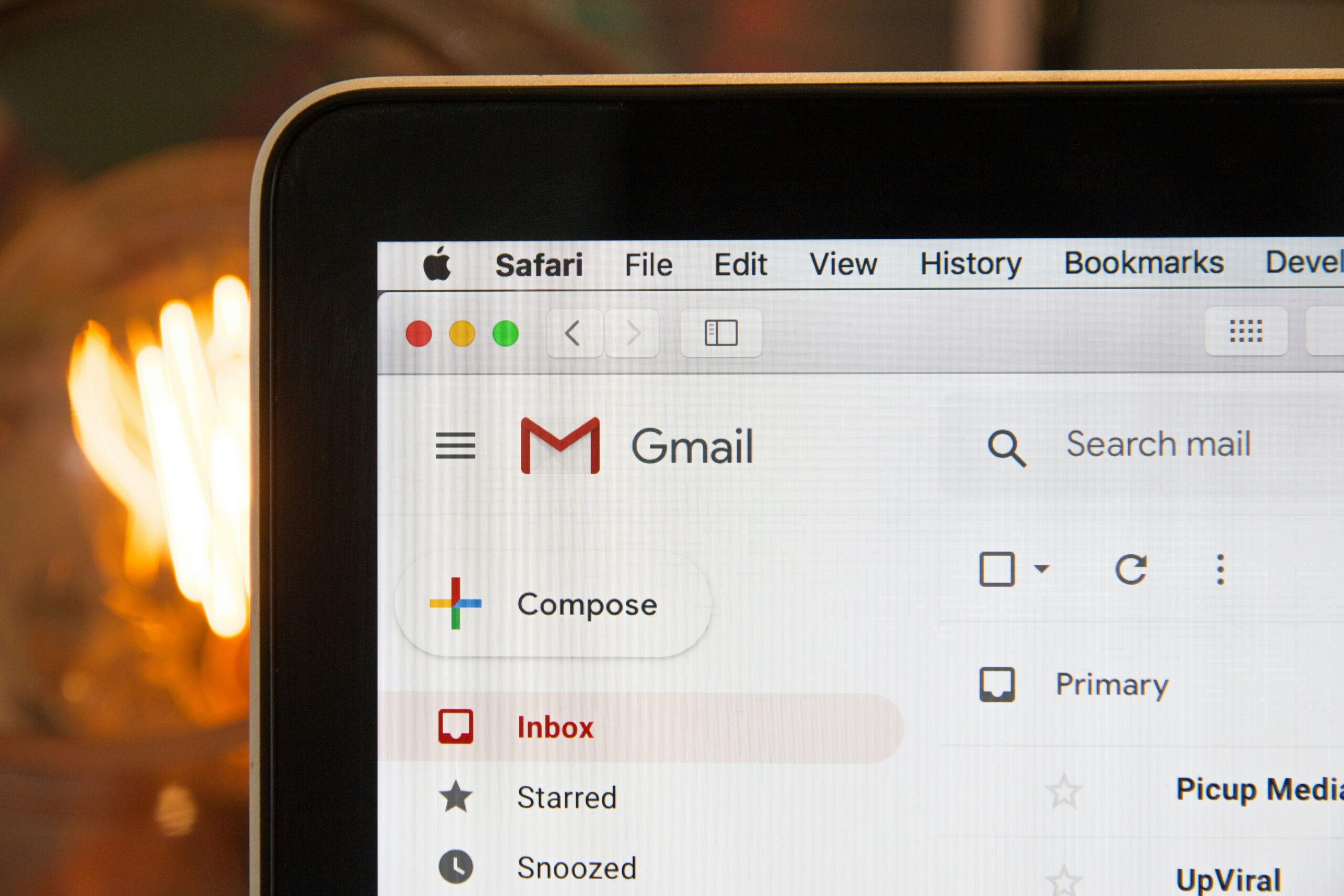 Laptop mit geöffnetem E-Mail-Programm
